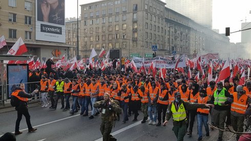 Czoło Marszu Niepodległości w pobliżu sklepu sieci Empik, gdzie w zeszłym roku doszło do starć z policją.  Zdj. Piotr Halicki