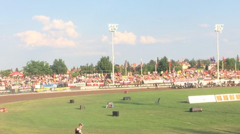 Trwa prezentacja zawodników. Przed publiczności zaprezentował się Maciej Janowski