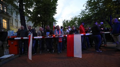 Protetsujący chcą nocować przd KPRM Fot. PAP/PAP/Wojciech Olkuśnik 