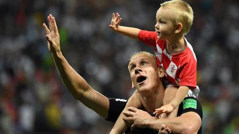 Domagoj Vida celebrował awans do finału z synem (fot. AFP)