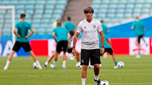 Joachim Loew podczas ostatniego treningu Niemców przed meczem ze Szwedami. W Soczi Niemcy zagrają o swoją mundialową przyszłość (fot. PAP/EPA)