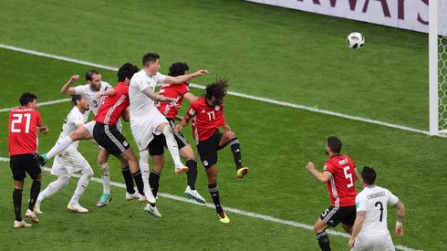 Jose Gimenez strzela gola, który dał Urugwajowi pierwsze zwycięstwo na mundialu (fot. PAP/EPA)