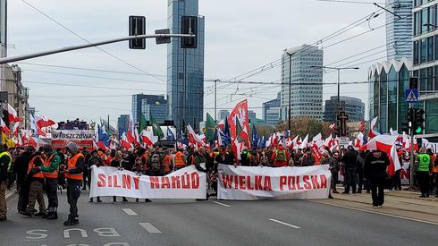 Na trasie przemarszu są duże siły policji. W pobliżu zaparkowane są wozy policyjne i tzw. polewaczka. Funkcjonariusze trasę patrolują również ze śmigłowca i za pomocą dronów. Samo rondo Dmowskiego, a także fragmenty Al. Jerozolimskich i ul. Marszałkowskiej są zagrodzone metalowymi zaporami