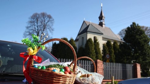 Święconki wystawione przy drodze w miejscowości Gorenice. W tym roku, ze względu na obostrzenia sanitarno-epidemiczne w związku z epidemią koronawirusa, święcenie pokarmów nie odbywa się w tradycyjny sposób. Fot. PAP/Łukasz Gągulski