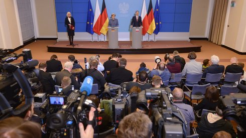 Angela Merkel i Mateusz Morawiecki rozmawiają z dziennikarzami, fot. PAP/Jakub Kamiński