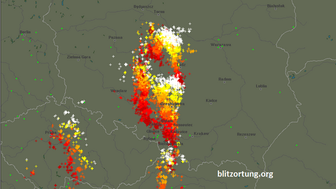 Aktualne wyładowania atmosferyczne nad Polską. Białe krzyżyki - wyładowania obecne; czerwone - wyładowania sprzed 2 godzin