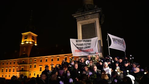 Pod Kolumną Zygmunta kontrmanifestacja Obywateli RP (zdj. Agencja Gazeta/ Franciszek Mazur