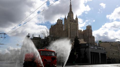 Pojazd dezynfekujący ulice Moskwy / źródło: Sergei Savostyanov/PAP/ITAR-TASS