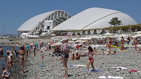 Stadion w Soczi. To właśnie tutaj dziś wieczorem rozegrany zostanie hitowy mecz Portugalia - Hiszpania. Obiekt może pomieścić 47 659 widzów, a koszt jego budowy wyniósł 519 milionów dolarów (fot. PAP/EPA)