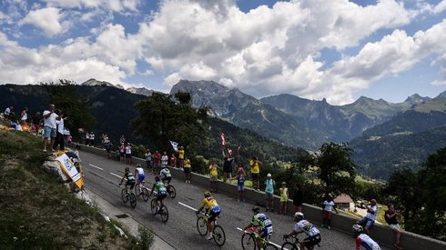 Piękne pejzaże z dzisiejszego etapu Tour de France (fot. AFP)