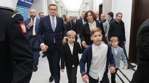 Premier Mateusz Morawiecki (2L) oraz jego żona Iwona Morawiecka (C-P) wraz z dziećmi w Sejmie. Fot.  	PAP/Paweł Supernak