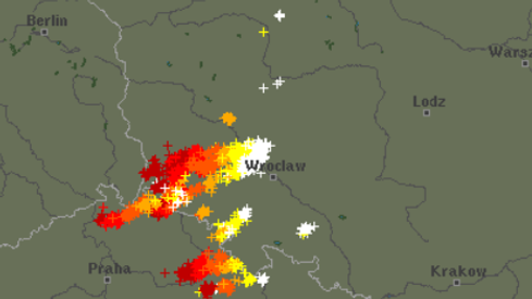 Detektor wyładowań atmosferycznych. Białe krzyżyki - wyładowania aktualne, czerwone - sprzed 2 godzin (blitzortung.org)