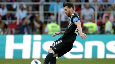 Czy Lionel Messi wspólnie z kolegami zdoła odwrócić po przerwie losy meczu na korzyść Argentyny? (fot. PAP/EPA)