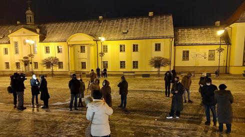 W Białymstoku garstka protestujących. Są młode i starsze osoby, które nie zgadzają się z planami  odnośnie zaostrzania prawa aborcyjnego.  -Zastanawiam się, czy nie jesteśmy krowami, bo to, co rząd chce z nami robić i rejestrować ciążę, to jako technika weterynarii, tak właśnie uważam - mówi jeden z uczestników protestujących w Białymstoku.