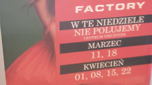  Nowe przepisy dotyczą także cieszących się dużą popularnością outletów. Warszawski Factory Annopol  informuje o tym klientów przy wejściu. 