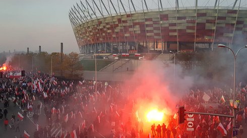 Zdj. Piotr Halicki. Zebrani uczestnicy pod Stadionem Narodowym. 