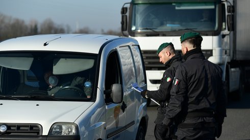 Miguel MEDINA / AFP, Kontrole włoskiej policji