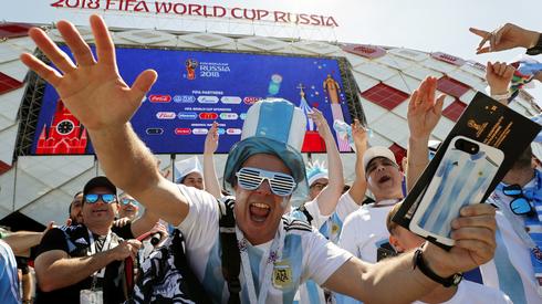 Argentyńscy fani już są pod stadionem w Moskwie (fot. PAP/EPA)