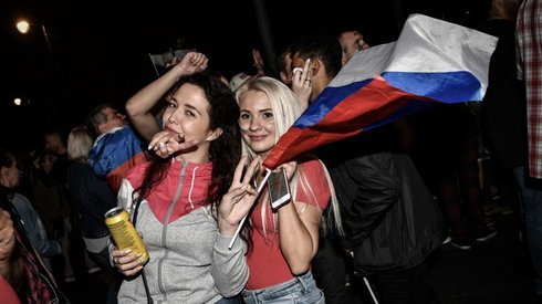 Piękne fanki Sbornej (fot. AFP)