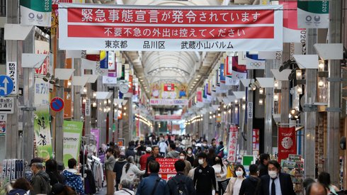 Tokio. Baner, skierowany do Japończyków, zachęca do pozostania w domu. Fot. Kunihiko Miura / Yomiuri / The Yomiuri Shimbun / AFP 