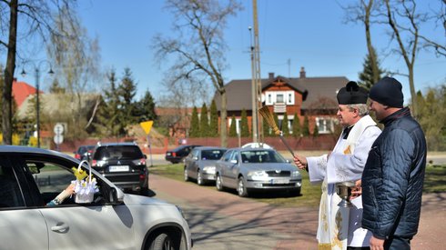 Poświęcenie pokarmów przez proboszcza Mirosława Tempczyka w parafii św. Anny w Jakubowie koło Mińska Mazowieckiego. Nietypowe święcenie pokarmów odbyło się zgodnie z obowiązującymi obostrzeniami w związku z epidemią koronawirusa. Fot. PAP/Przemysław Piątkowski