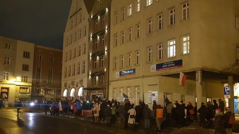W Gdańsku demonstrujący zebrali się dziś pod biurem PiS na Targu Drzewnym.