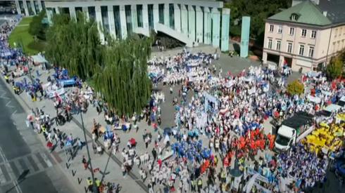 Na pl. Krasińskiego w Warszawie zbiera się coraz więcej osób. Protest ruszyć ma o godzinie 12