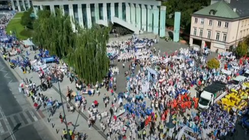 Na pl. Krasińskiego w Warszawie zbiera się coraz więcej osób. Protest ruszyć ma o godzinie 12