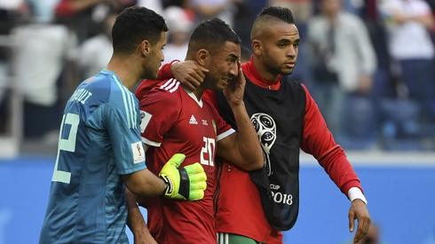... a tak Marokańczycy pocieszali Bouhaddouza, który strzelił gola samobójczego