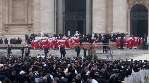 Kardynałowie przybywają na ceremonię pogrzebową Benedykta XVI / fot. Massimo percossi, EPA, PAP