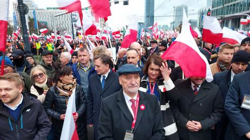 Antoni Macierewicz, Zbigniew Ziobro i Janusz Kowalski na trasie Marszu Niepodległości / fot. Onet