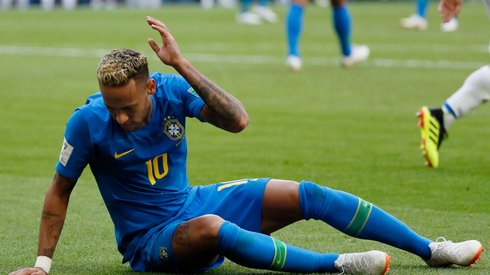 Przed chwilą doskonałą okazję na gola zmarnował Neymar, jego strzał czubkami palców nad bramkę odbił Keylor Navas (fot. PAP/EPA)