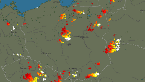 Grzmi w centrum kraju  oraz na północnym i południowym wschodzie. Źródło: blitzortung.org