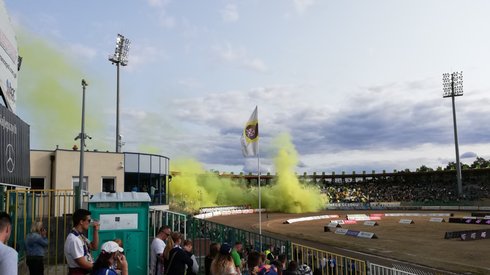 Dym nad stadionem w Zielonej Górze. Kibice przygotowali efektowną oprawę