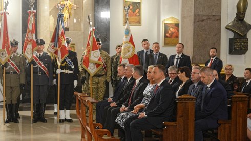 Prezydent Andrzej Duda z żoną Agatą Kornhauser-Dudą podczas mszy św. odprawionej w Katedrze Polowej WP w intencji Ojczyzny. Autor: Jakub Kamiński/PAP