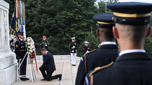 Andrzej Duda na cmentarzu Arlington (fot. Radek Pietruszka/PAP)