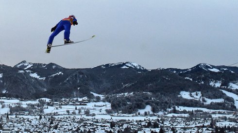 Widok na Oberstdorf podczas skoku Richarda Freitaga/  / AFP / CHRISTOF STACHE