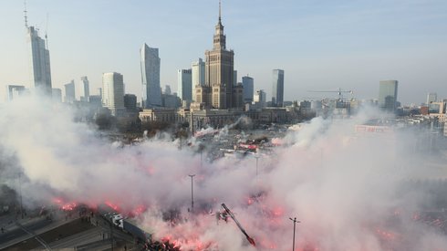 Uczestnicy Marszu Niepodległości na Rondzie Dmowskiego