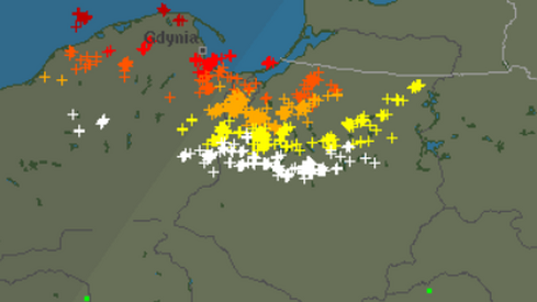 Wyładowania atmosferyczne nad Polską (białe krzyżyki oznaczają wyładowania aktualne, a czerwone - sprzed dwóch godzin)