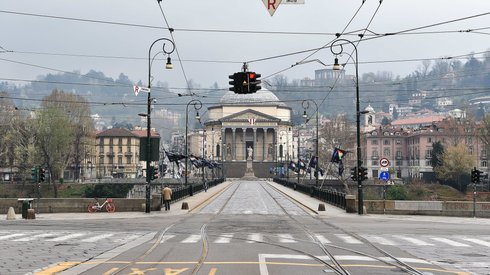 Opustoszałe z powodu koronawirusa ulice we włoskim Turynie (PAP/EPA/ALESSANDRO DI MARCO)