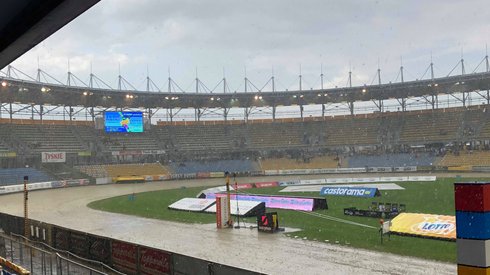 Nad stadionem leje tak mocno, że rozegranie meczu stoi pod dużym znakiem zapytania