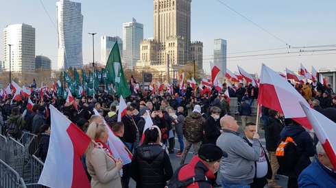 Przed Rondem Dmowskiego pojawili się również działacze ONR i włoskiej skrajnie prawicowej organizacji Forza Nuova. 