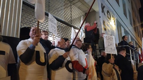 W Poznaniu uczestnicy protestu przynieśli transparent z napisem 