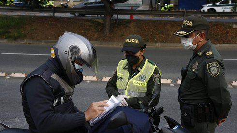 Patrol policji na ulicy Medellin w drugim dniu ogólnonarodowej kwarantanny (PAP/EPA,  	Luis Eduardo Noriega)