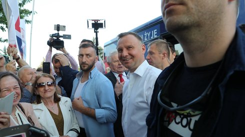 Prezydent Andrzej Duda odwiedził targowisko w Koninie (woj. wielkopolskie) w ramach swojego objazdu trzech województw w ostatnim dniu kampanii wyborczej. Na spotkaniu pojawiło się ok. 200 sympatyków urzędującego prezydenta / fot. Roman Zawistowski, PAP