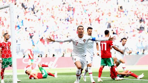 Cristiano Ronaldo fetuje zdobycie swojej czwartej bramki na mundialu. To jest na razie jego turniej (fot. PAP/EPA)