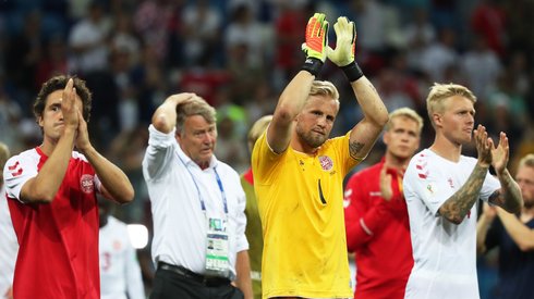 Kasper Schmeichel bronił wczoraj karne doskonale, a to i tak nie wystarczyło do wywalczenia Duńczykom miejsca w ćwierćfinale (fot. PAP/EPA)