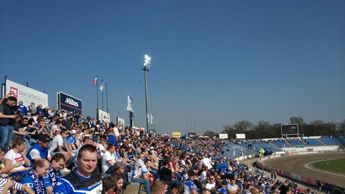 Leszczyńskie trybuny powoli zapełniają się. W tym momencie jest około 7000 kibiców. Spodziewany jest komplet publiczności!