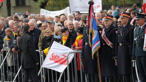 Uczestnicy uroczystości pogrzebowych Kornela Morawieckiego przed Katedrą Polową Wojska Polskiego (PAP/Tomasz Gzell)