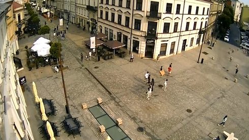 Na Krakowskim Przedmieściu w Lublinie na razie parasole są zbędne (Screen: lublin.eu).